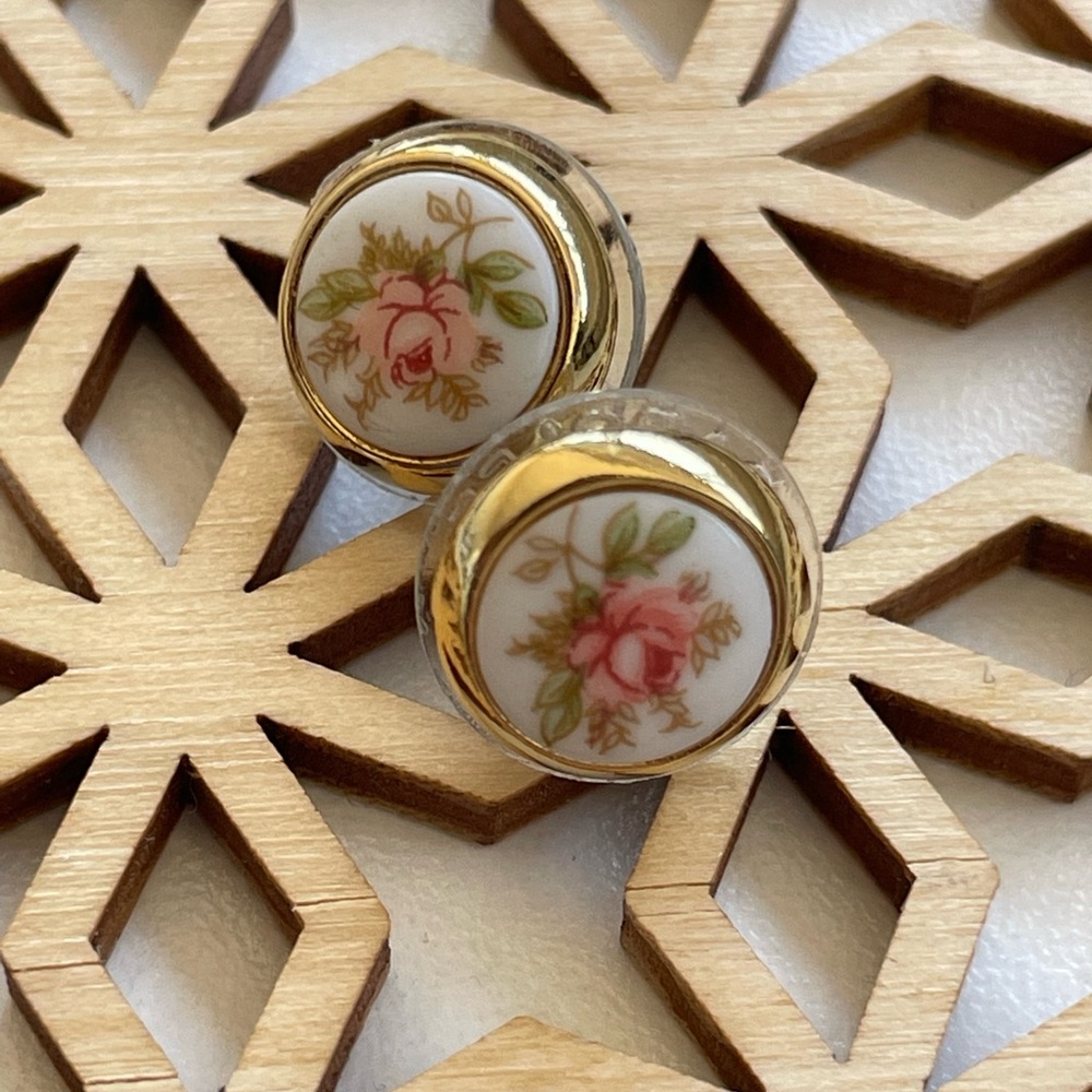 Sweet vintage-looking earrings